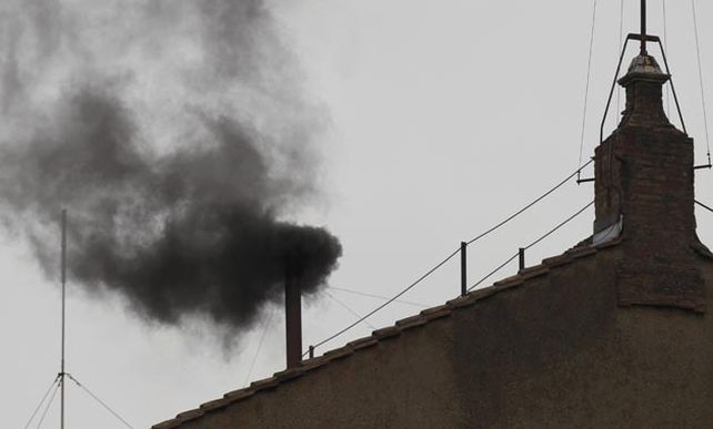 El humo salió a las 11.38 (7.38 en Argentina) de la chimenea de la Capilla por segundo día consecutivo bajo la lluvia en la plaza San Pedro.