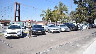 Autos de lujo y camionetas de hasta 80 millones de pesos: exhibieron en la costanera los autos que serán subastados este jueves