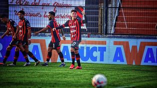 Francisco Álvarez festeja el gol de Patronato ante Tigre.