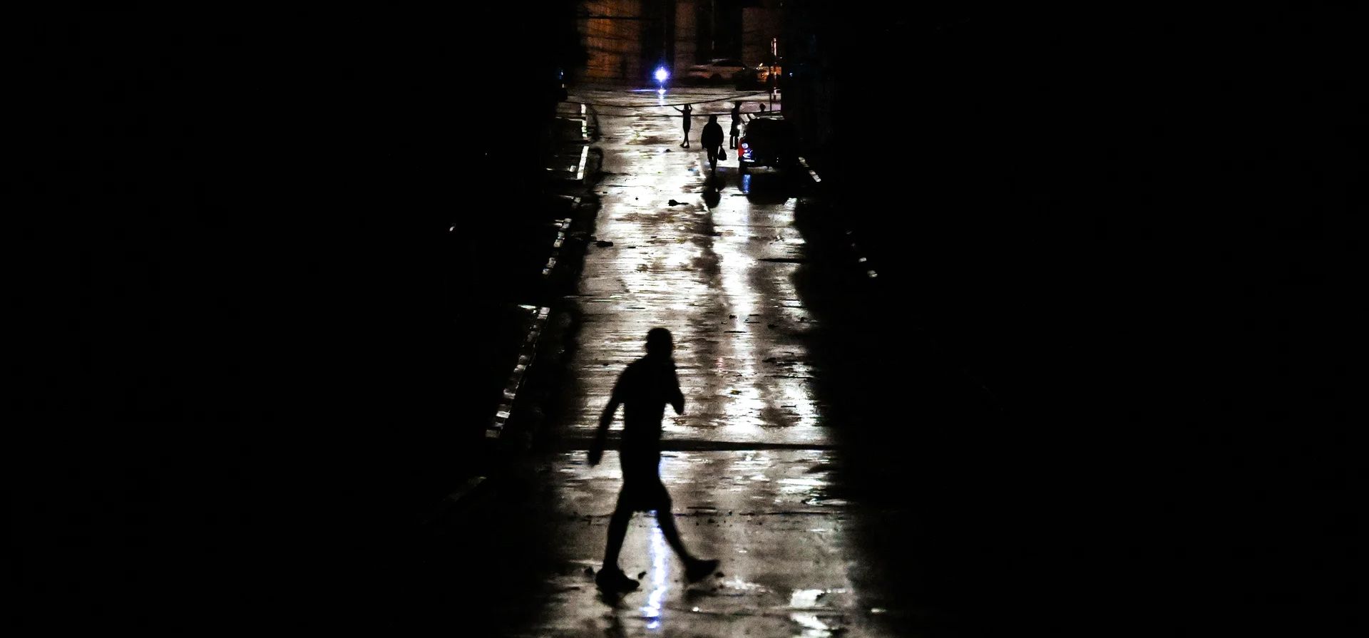 La gente camina por una calle oscura durante un apagón causado por el huracán Rafael, La Habana, Cuba. Fotografía: Yamil Lage/AFP/Getty Images La gente camina por una calle oscura durante un apagón causado por el huracán Rafael, La Habana, Cuba. Fotografía: Yamil Lage/AFP/Getty Images