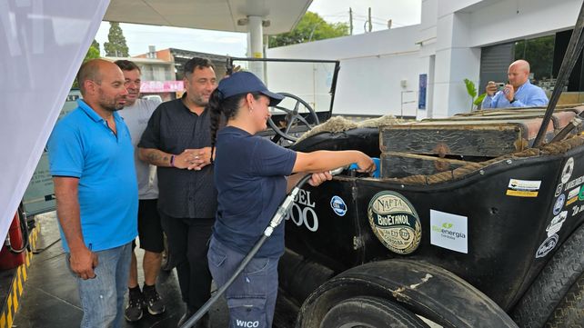 Dupont y Rancaño repostando en la estación. En Córdoba probaron un combustible que está en etapa experimental.