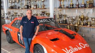 El Flaco Traverso posa junto al Torino rojo con el número 71 con el que ganó su primera carrera en el Turismo Carretera en 1972.