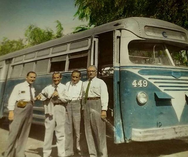 Choferes y guardas de la línea C, que recorría unía barrio Saladillo y plaza Sarmiento, 1958. Colección Mercedes Silva.