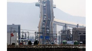 No apto para gefirofóbicos: un puente que parece una montaña rusa