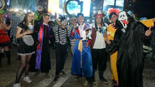 Paraná vivió su noche disfrazada junto a miles de visitantes de todo el país