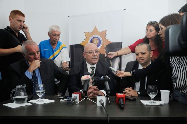 El exjefe y subjefe de la URI junto a su abogado durante la conferencia de prensa.