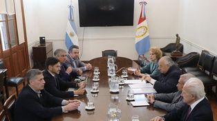 Reunión entre el gobernador Maximiliano Pullaro y su equipo con la Corte Suprema de Santa Fe.