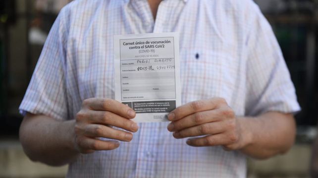 Uno de los primeros vacunados contra el covid en Rosario muestra
