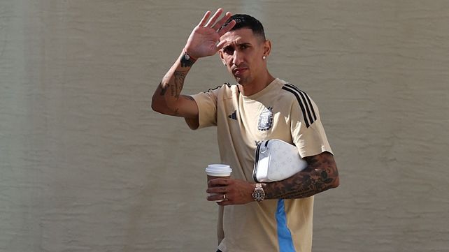 Un saludo general. Angel Di María mantiene expectantes a muchos