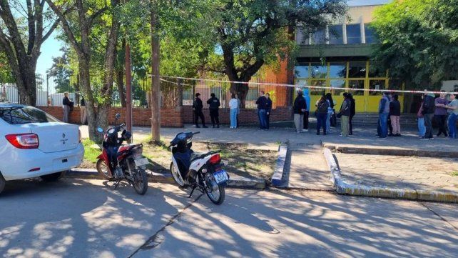 Familiares de estudiantes de San Cristóbal retiraron sus pertenencias la semana anterior.