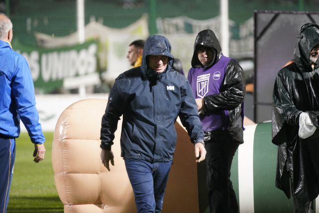 Ariel Holan camina hacia el vestuario en el primer capítulo de Sarmiento v. Central. El partido no seguiría.