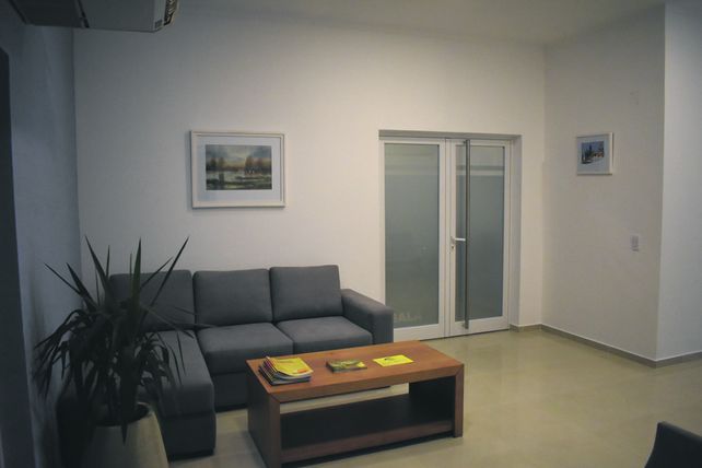 En 120 metros cuadrados se construyeron dos salas velatorias con baño privado, habitación de descanso y sistema de climatización.