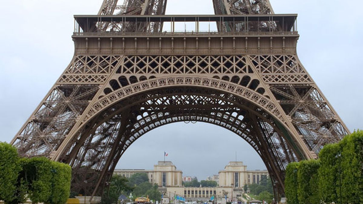 Evacuaron la Torre Eiffel en Francia por una amenaza de bomba