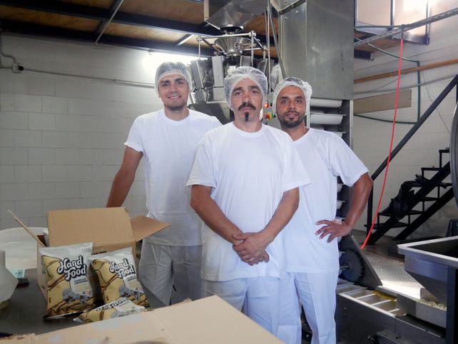 La maquinaria la siguen de cerca los operarios de HandFood. A cargo está Sebastián Raciatti (centro) que es especialista en el rubro tras haber trabajado en distintas industrias alimenticias de Rosario. 
