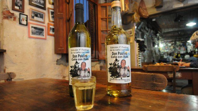 La tradicional caña con ruda elaboraba en el Almacén Verona