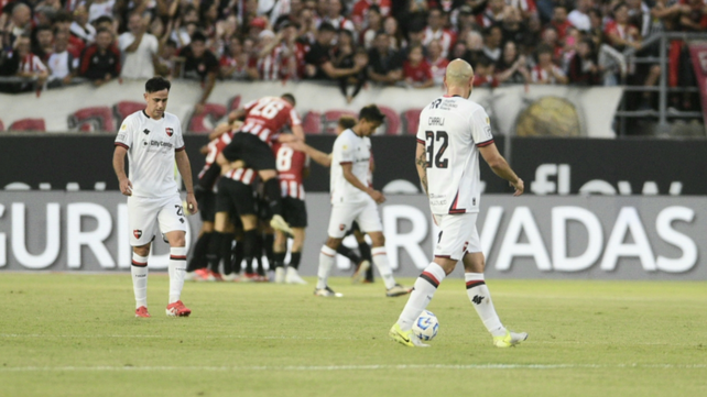 Maroni y Cocoliso González sufren el gol de la apertura de Estudiantes sobre Newell's.