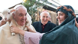 Francisco volvió a sorprender al sacarse una foto con un cordero en los hombros