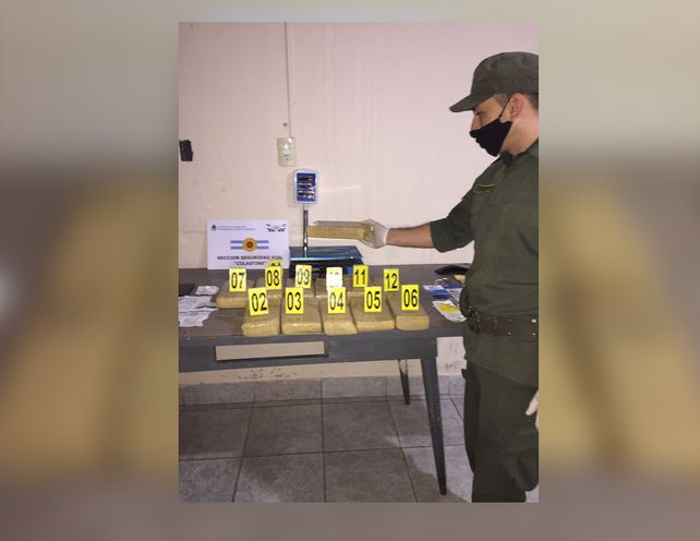 Los oficiales secuestraron 12 ladrillos de marihuana que pesaron más de 14 kilos