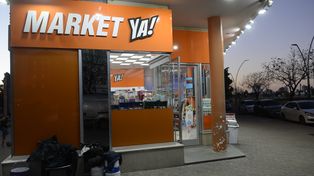 Los locales de las cadenas abren todos los días, de lunes a lunes y en un amplio rango horario, y venden una gran variedad de productos.