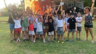 Un grupo de niños de la escuela Gram y de fondo el circuito de la escalda.