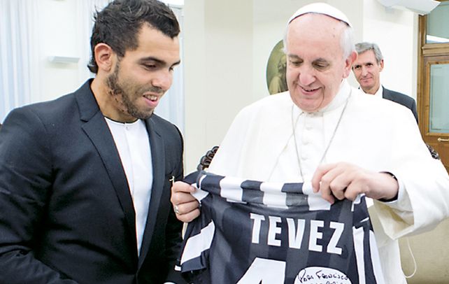 Estrellas. El futbolista le regaló al Papa la casaca de la Juventus.