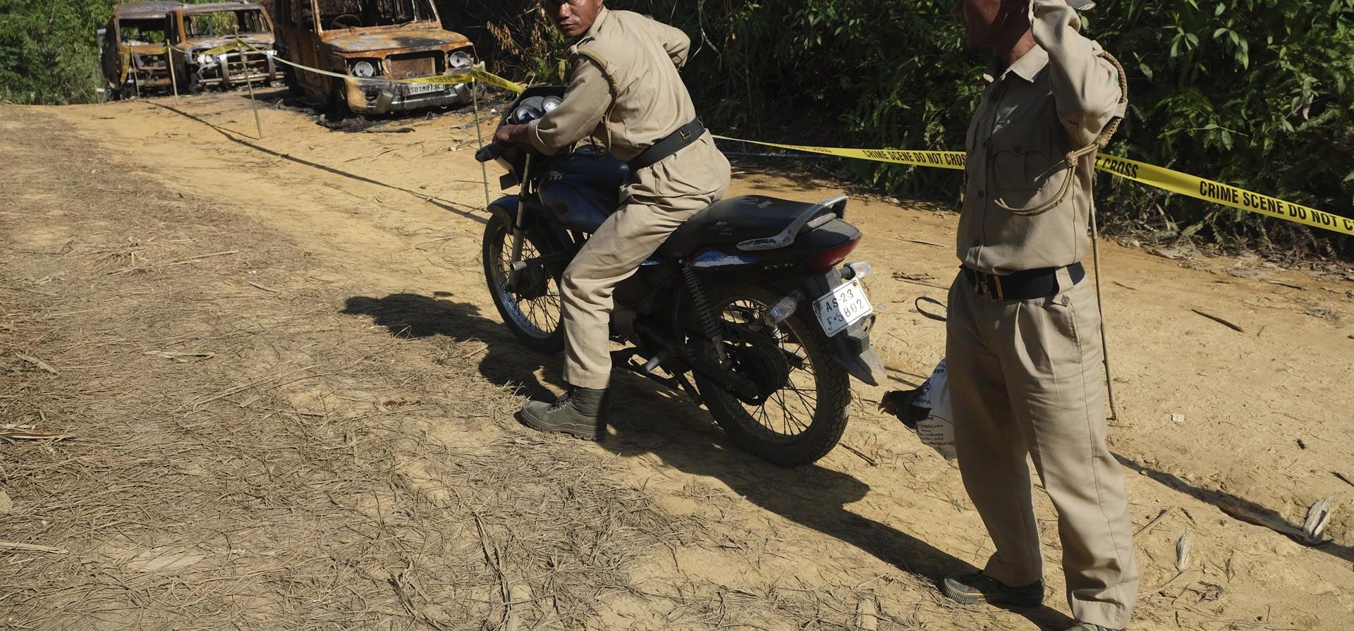Guardias de una aldea después del ataque cerca de Oting, en el estado de Nagaland, en el noreste de la India. Después de que 14 civiles murieron en la región, 12 de la aldea de Oting, los guardias de la aldea han mantenido una vigilia las 24 horas. a la entrada del lugar. Los Guardias de la aldea son una fuerza voluntaria que mantiene segura la zona a lo largo de la frontera entre India y Myanmar. Foto: AP