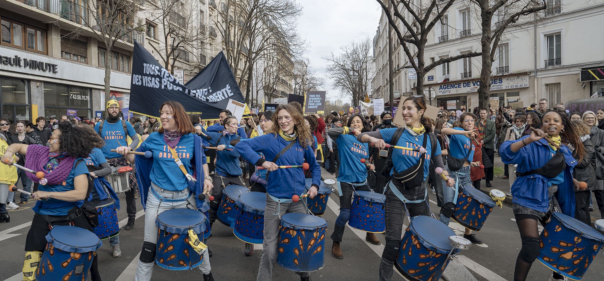 Mujeres cantan y tocan música durante una manifestación como parte del Día Internacional de la Mujer, el viernes 8 de marzo de 2024 en París. En todo el mundo, desde Asia hasta América Latina y otros lugares, se están celebrando marchas, manifestaciones y conferencias para conmemorar el Día Internacional de la Mujer. (Foto AP/Lewis Joly) Mujeres cantan y tocan música durante una manifestación como parte del Día Internacional de la Mujer, el viernes 8 de marzo de 2024 en París. En todo el mundo, desde Asia hasta América Latina y otros lugares, se están celebrando marchas, manifestaciones y conferencias para conmemorar el Día Internacional de la Mujer. (Foto AP/Lewis Joly)