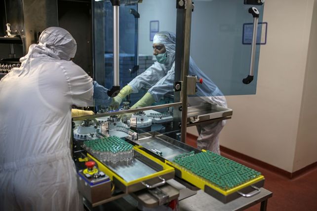 El Serum Institute de la India era una pieza clave en la estrategia del Covax. Pero en marzo/abril de este año dejó de exportar su producción de vacunas Covishield, entre otras marcas. 