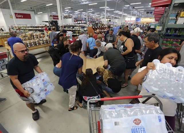 abastecerse. Un supermercado de Miami es el reflejo: la gente adquirió agua mineral hasta agotar las existencias.