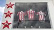 Las estrellas de los históricos ascenso del Decano y las camisetas de dichos campeonatos. Foto David Cáceres Las estrellas de los históricos ascenso del Decano y las camisetas de dichos campeonatos. Foto David Cáceres