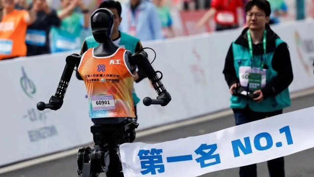 El robot que logró el primer puesto en esta primera maratón de humanos y humanoides en China El robot que logró el primer puesto en esta primera maratón de humanos y humanoides en China