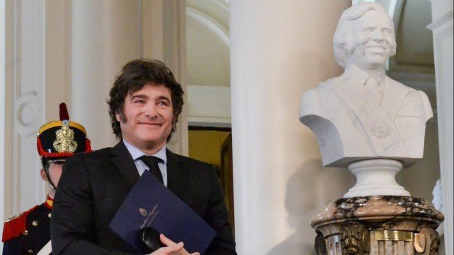 Milei junto al busto del ex presidente Carlos Menem inaugurado el martes 14 de mayo en la Casa Rosada.