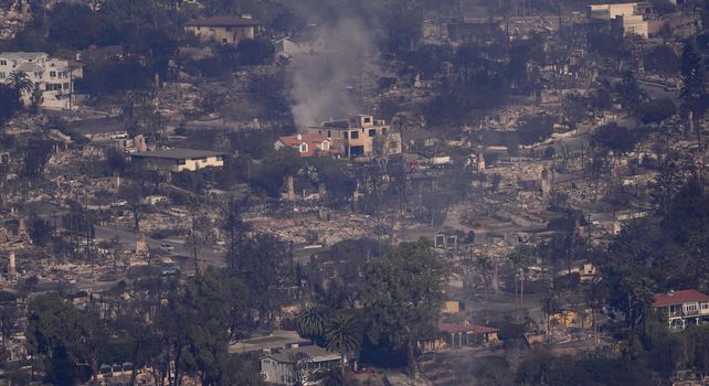 La devastación del incendio se ve desde el aire en el vecindario Pacific Palisades de Los Ángeles.