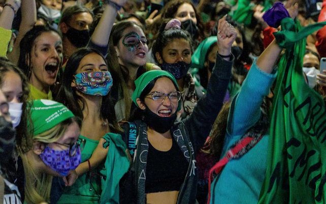 Emoción en los festejos en Argentina por la legalización del aborto