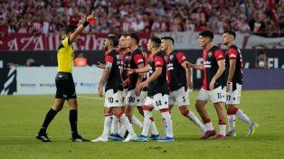 El árbitro Leandro Rey Hilfer le mostró la tarjeta roja a Ever Banega y todos los jugadores de Newells se le fueron encima.