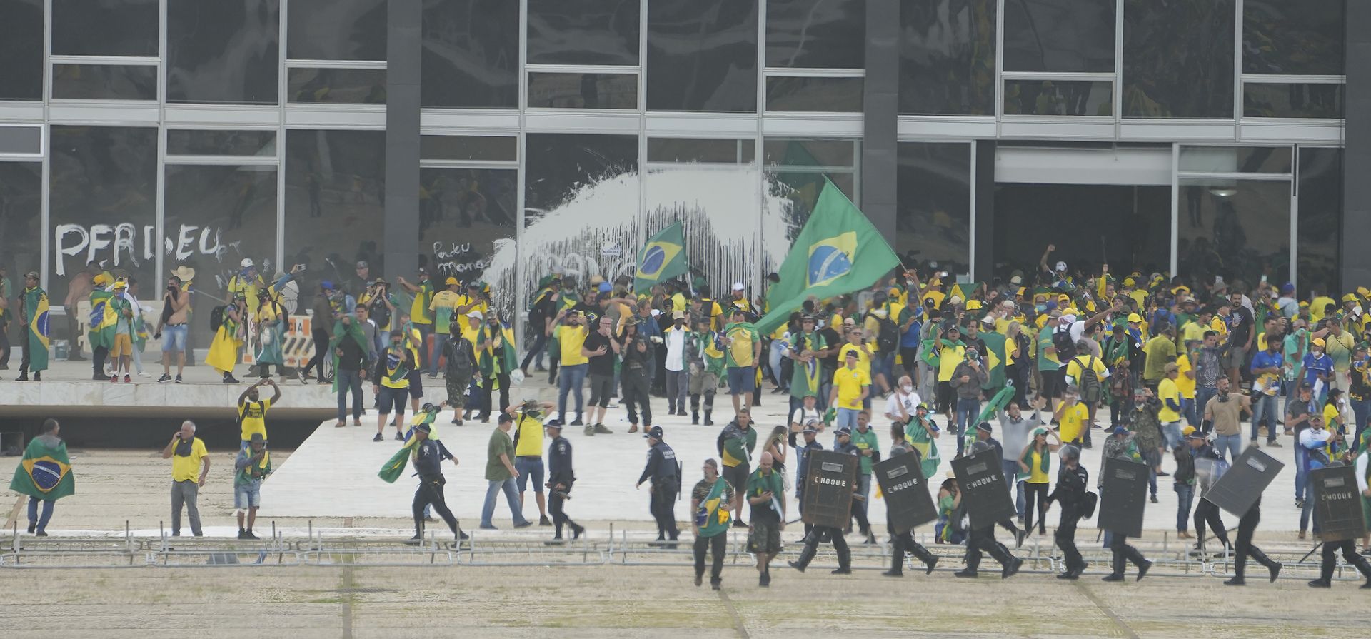 Partidarios del expresidente brasileño Jair Bolsonaro, asaltan el edificio de la Corte Suprema en Brasilia, Brasil, el domingo 8 de enero de 2023. (Foto AP/Eraldo Peres)