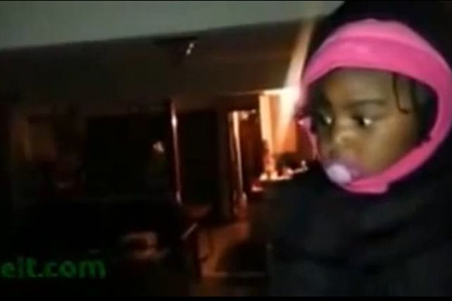 Una niña confundida al ver al gemelo de su padre