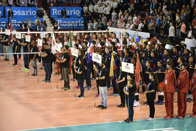 Apertura. Rosario y Santa Fe tuvieron sus ceremonias. En Newells hubo buena presencia de público.