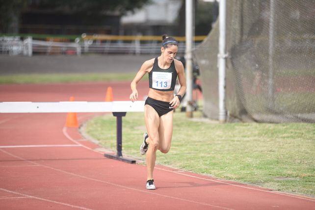 La funense Caro Lozano volvió la pista en Rosario y se mostró en gran nivel. Hizo podio en 5 mil con obstáculos y 1500 llanos.&nbsp;