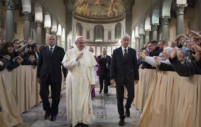 Cuaresma. Francisco parte de la basílica Santa Sabina de Roma luego de celebrar ayer el Miércoles de Cenizas.