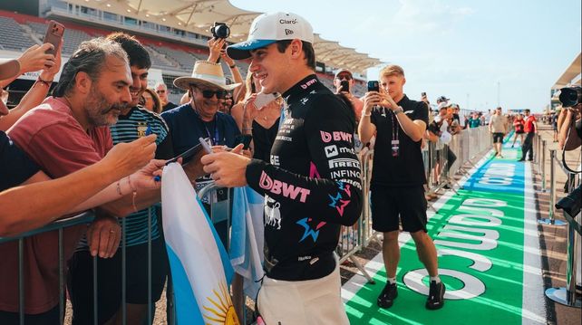 Franco Colapinto atendió a los fanáticos argentinos en Austin. Locura por el piloto de Alpine.