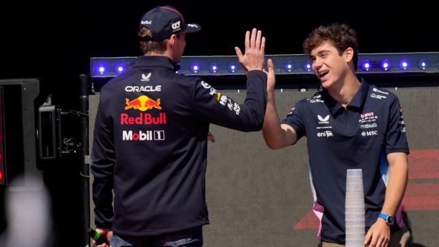 Franco Colapinto junto a Max Verstappen en el paddock de la Fórmula 1.