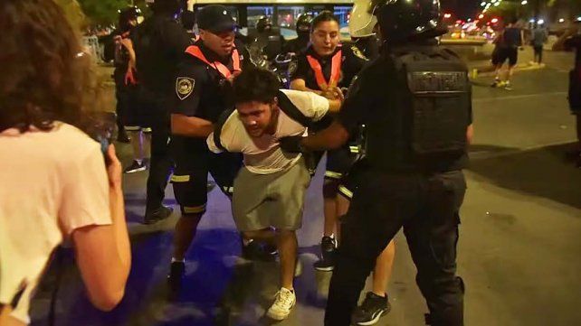 Efectivos de seguriad reprimen cacerolazo en CórdobaFoto: La Voz