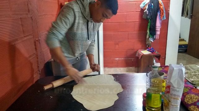 Marcelo es venezolano, llegó a Paraná hace cinco meses y vende tequeños para ayudar a su familia