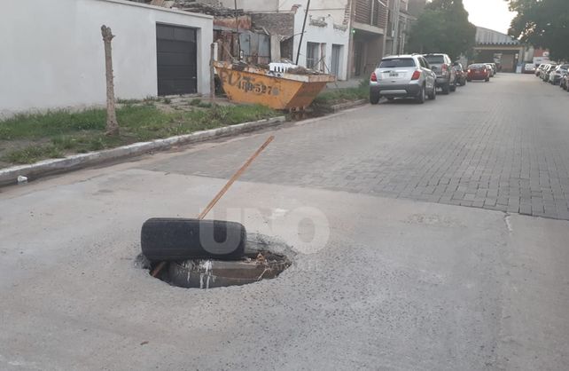 La advertencia de un peligroso bache en Candioti norte