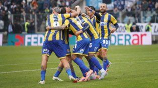 Todo Central festeja uno de los goles con los que el Canalla sumó de a tres frente a Gimnasia.