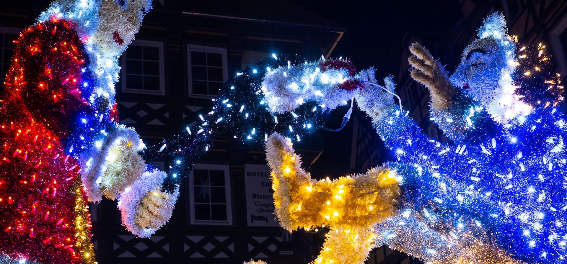 Varias figuras navideñas se iluminan mientras se sacan simbólicamente un diente en Muenden, Baja Sajonia, Alemania. Foto: DPA