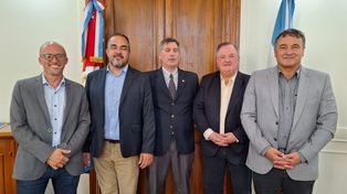Firma de convenio entre Provincia y Villa Trinidad para financiar obra de cordón cuneta