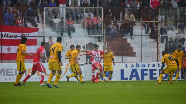 El Decano debutó con una derota ante Flandria como local