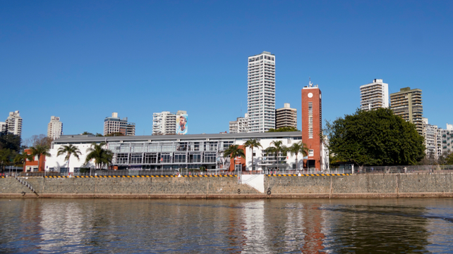 Una vista desde el río del edificio de La Fluvial y su muelle. De fondo